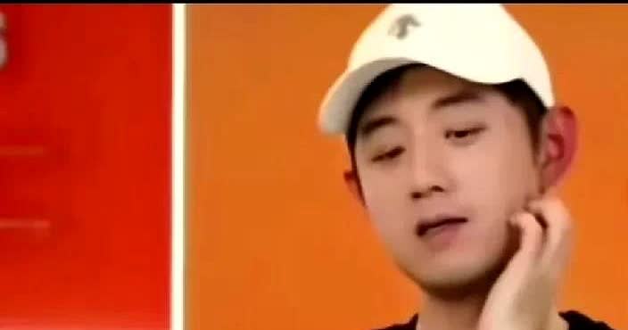 张继科公开给王楚钦下结论，称其“男孩”，直播时说的“女孩”指孙颖莎。

他表