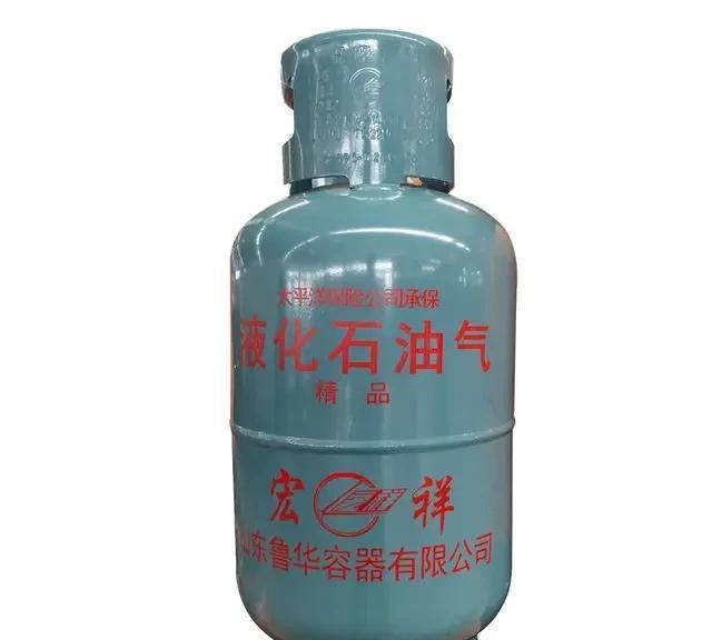 这样人竟然也能当老板？
现在乡镇上的液化气老板比以前蛮横多了，以前群众来充气笑脸