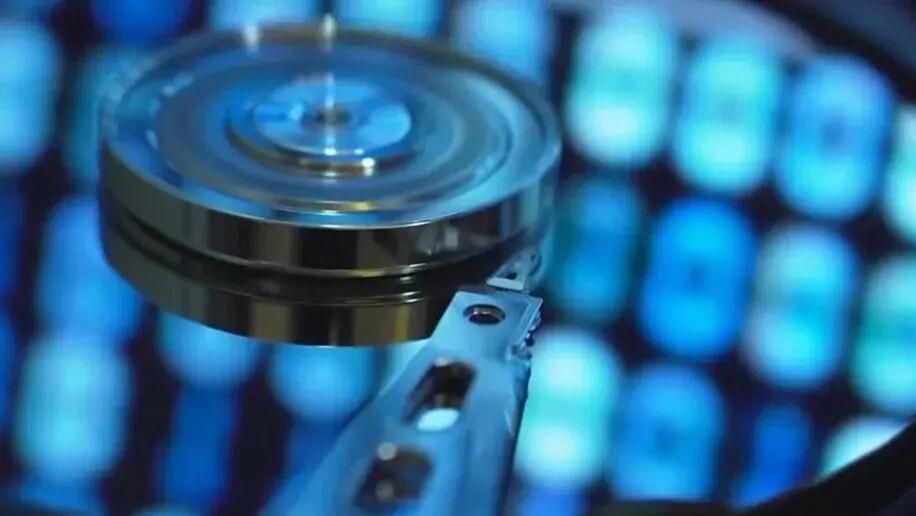 100TB硬盘要来了，但价格堪比黄金？你家电脑能存200部4K电影？不，是2万部！