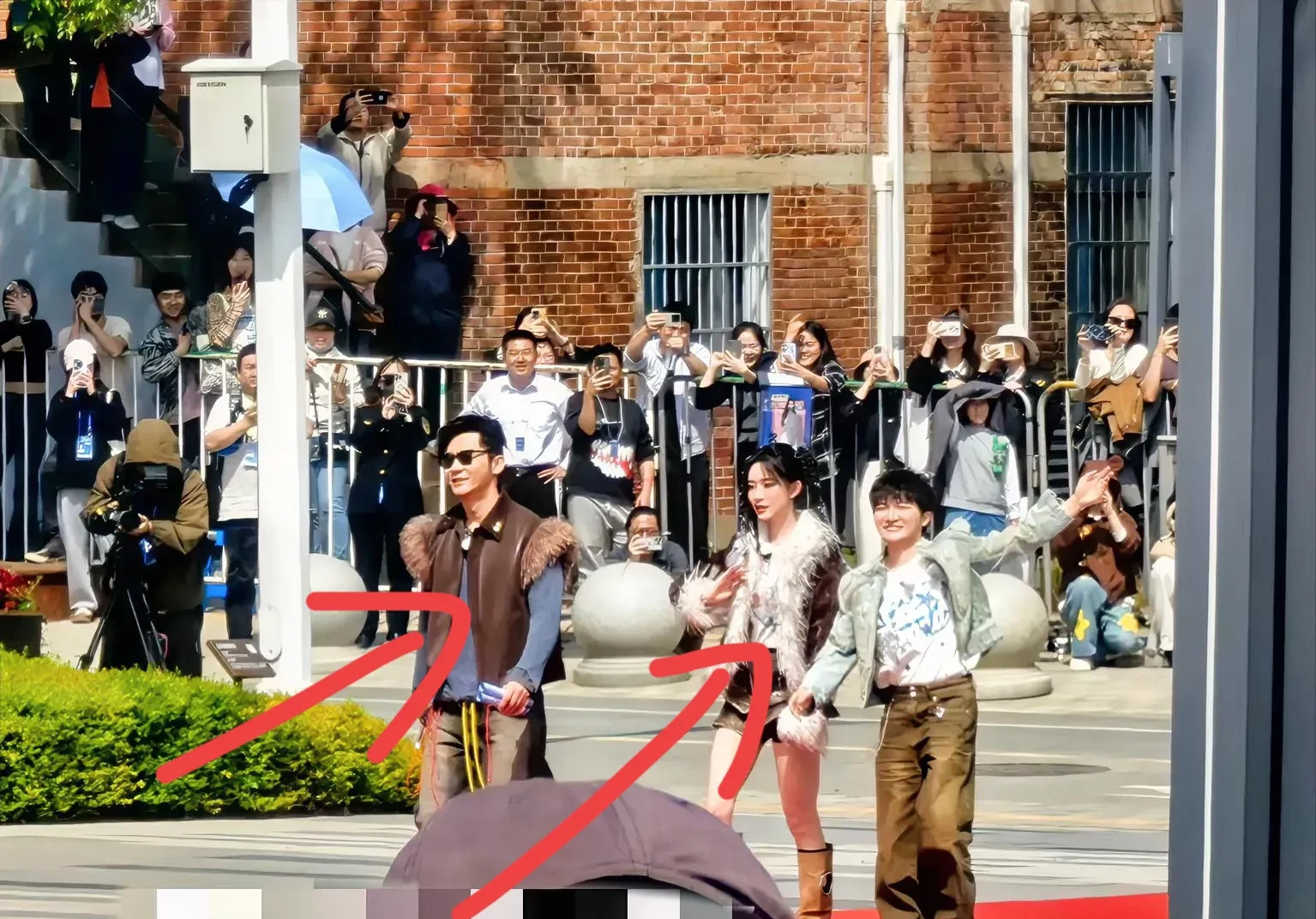 奔跑吧武汉录制明星热到冒汗











什么？武汉30度高温！跑男成员