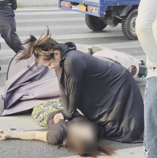 衡阳一女子车祸倒地，黑衣宝妈跪地急救：给孩子做个榜样，我现在是他的骄傲
极目新