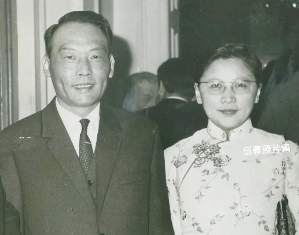 1966年，熊向晖和夫人谌筱华参加外事活动的老照片。熊向晖是党情报工作“龙潭三杰