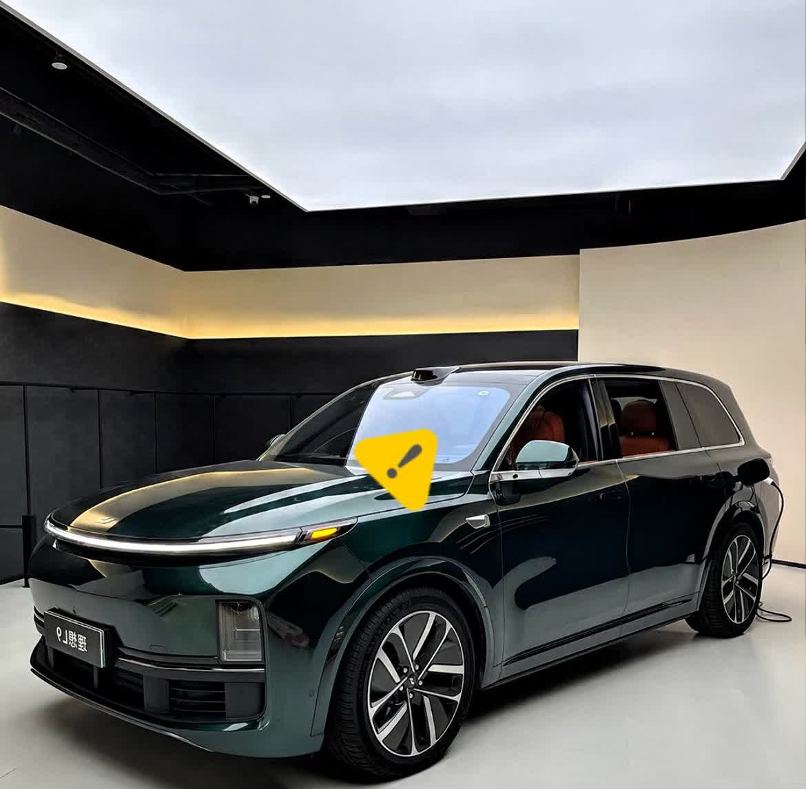 果然被我猜对了，
不出意外，岳云鹏演唱会结束第二天，就连忙官宣了新代言。

