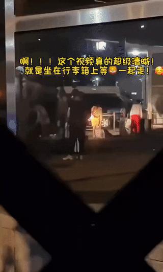 高清画面！
视频中，孙颖莎坐在行李箱上等候王楚钦，
王楚钦走近后，孙颖莎才站