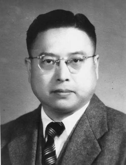 1949年5月的上海，黄竞武双手被反绑，双腿已被经断，特务将他推入事先挖好的土坑
