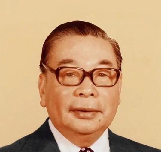以蒋经国的实力，完全可以将台湾大权交给儿子。



1988年，蒋经国逝世，他的