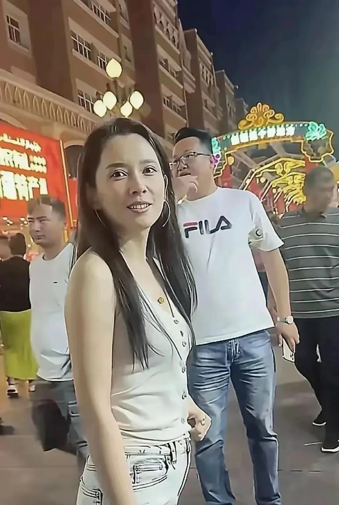 没有滤镜和美颜加持的森林北就是这个样子，谈不上青春靓丽，更谈不上雍容华贵，也不知