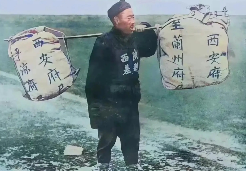 这是大清末年的邮差，从其着装可以看出，所谓的大清三百来年是个什么屌样。但就这个样