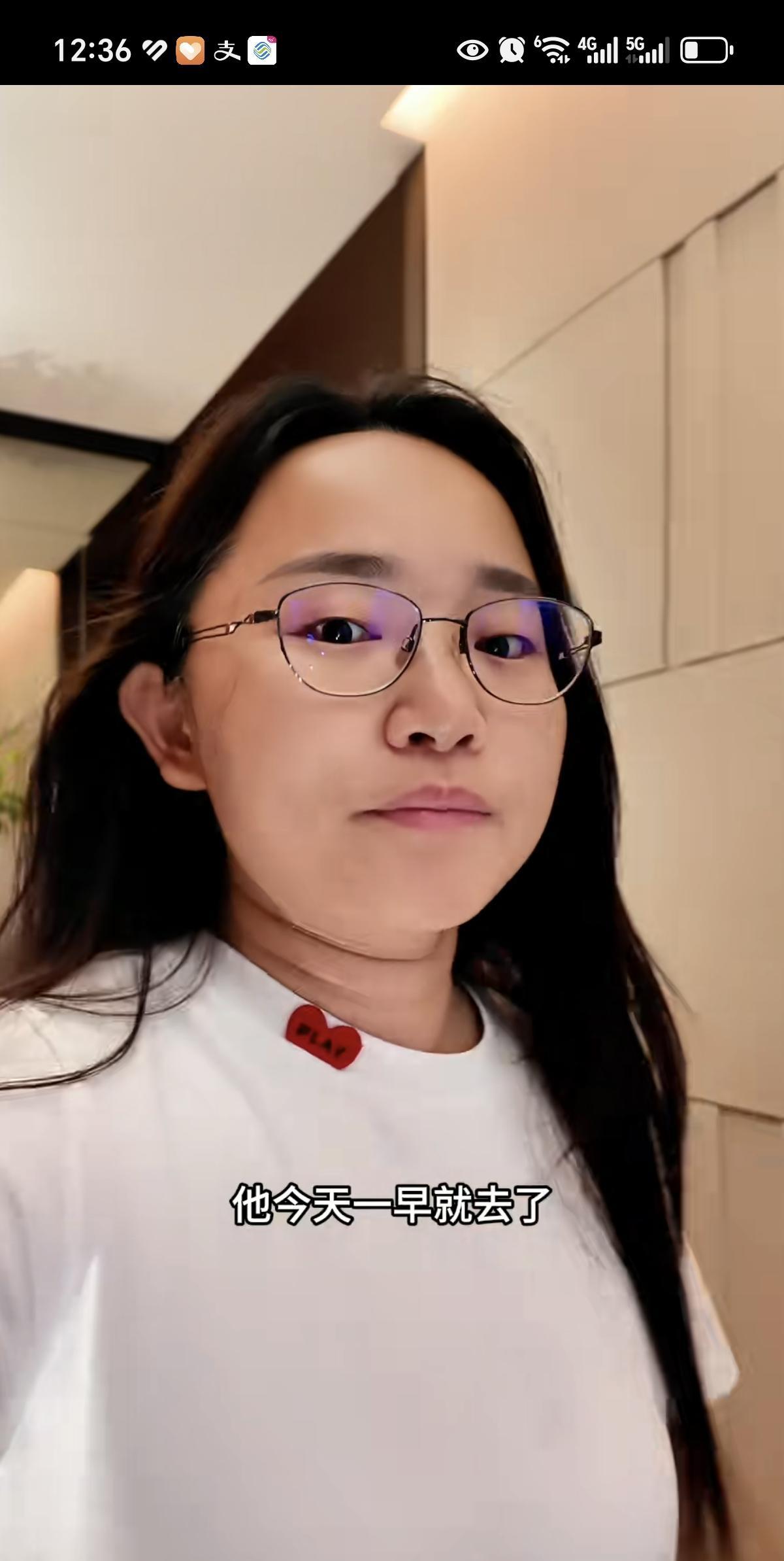 小凤说金哥跑了，买的早餐券少一个人用了。
小娜和小凤准备去酒店里的早餐区吃早饭。