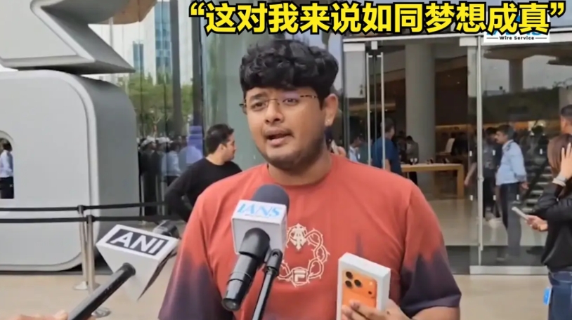 似曾相识的神奇场景：

印度苹果粉排队抢新款iPhone，35度高温高湿度下排队