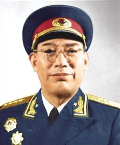 许光达新婚刚满十天，就在一个夜晚被国民党追捕的风声惊醒，不得不翻墙逃命，连门都没