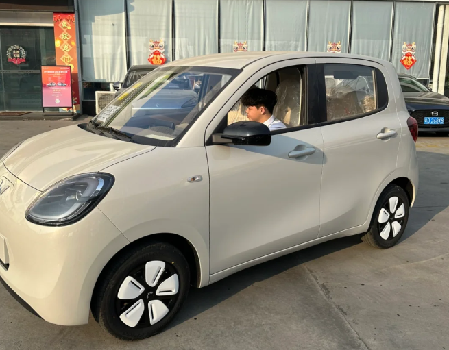 这两天看到五菱宏光MINIEV四门版上市的消息，4.48万元比我预期还低一些，其