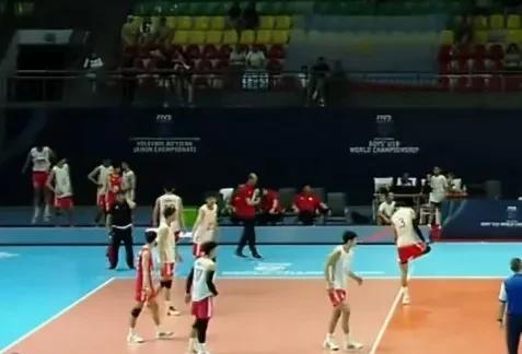 中国U19男排让二追三，这是一场拼搏而来的胜利，丁浩成大显身手！
     U1
