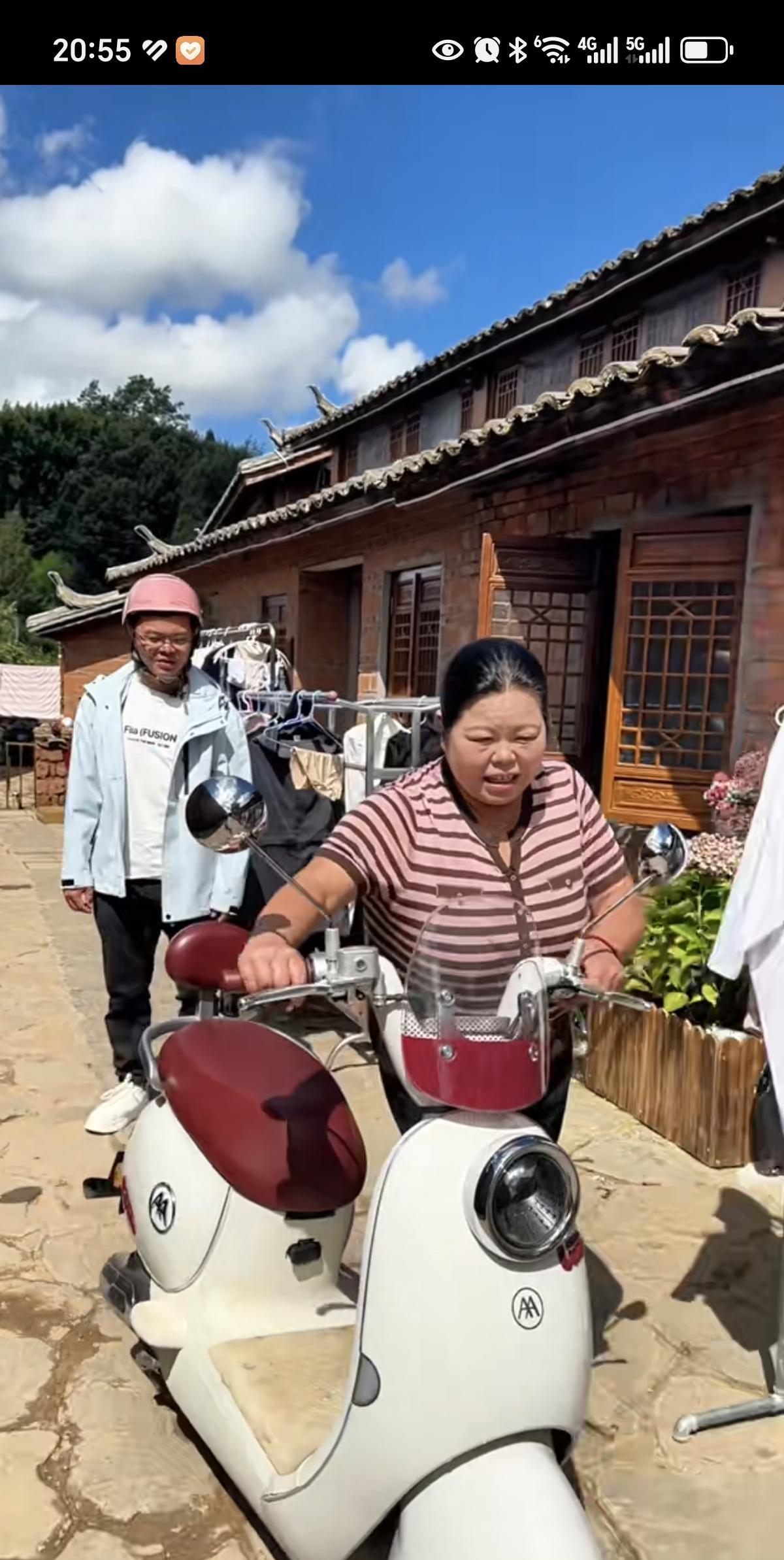 金哥教妈妈骑电动车，他妈妈学的气喘吁吁的[捂脸]。
金哥趁着李家村人少，教妈妈学