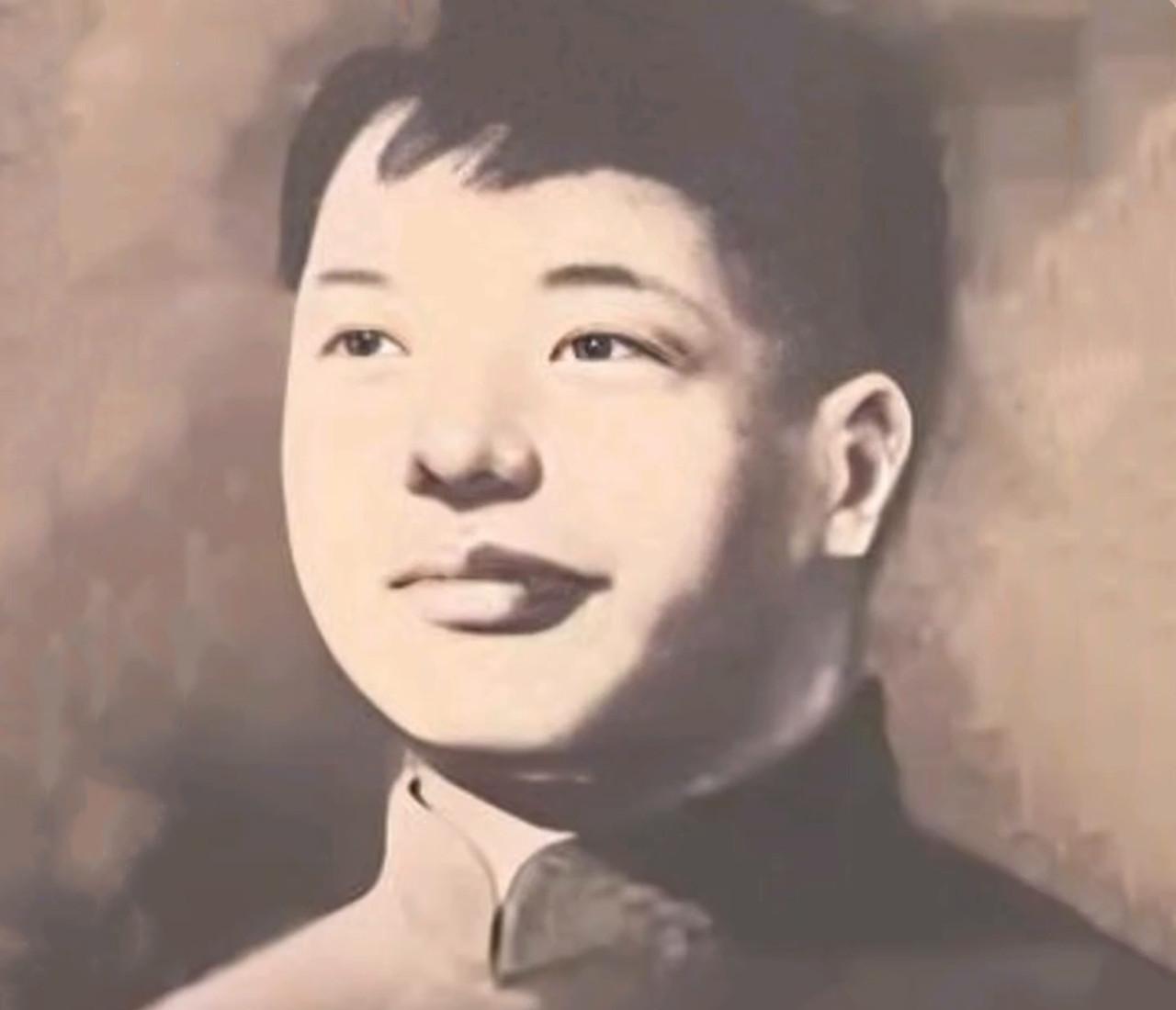 1920年，贺龙15岁的弟弟被土匪活捉，其手脚被绑到一起，放置在一个大笼屉里，柴