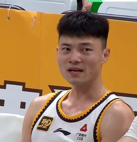 鄢手琦今天上去就是送人头去了，一个带球被人家面断，一个被孙铭徽造了违体犯规，自己