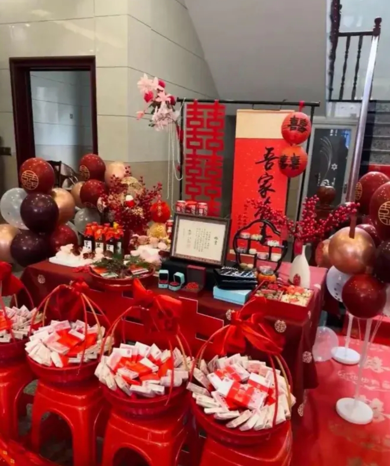 如今养女儿的父母也看透了。早些年，闺女出嫁，男方家给个几万彩礼，再摆个酒席，婚事