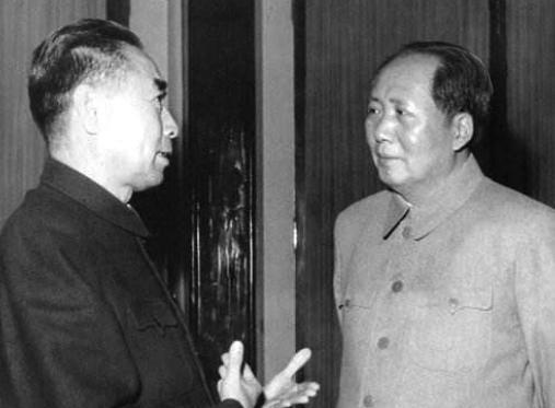 1965年，毛主席曾经当面对周总理说：你领导的那个南昌起义，做错了。
周恩来微微