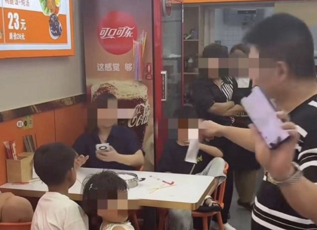 续面3次被拒就刷差评？700条差评围堵面馆，老板硬刚后和解
三女带四个娃去面馆点