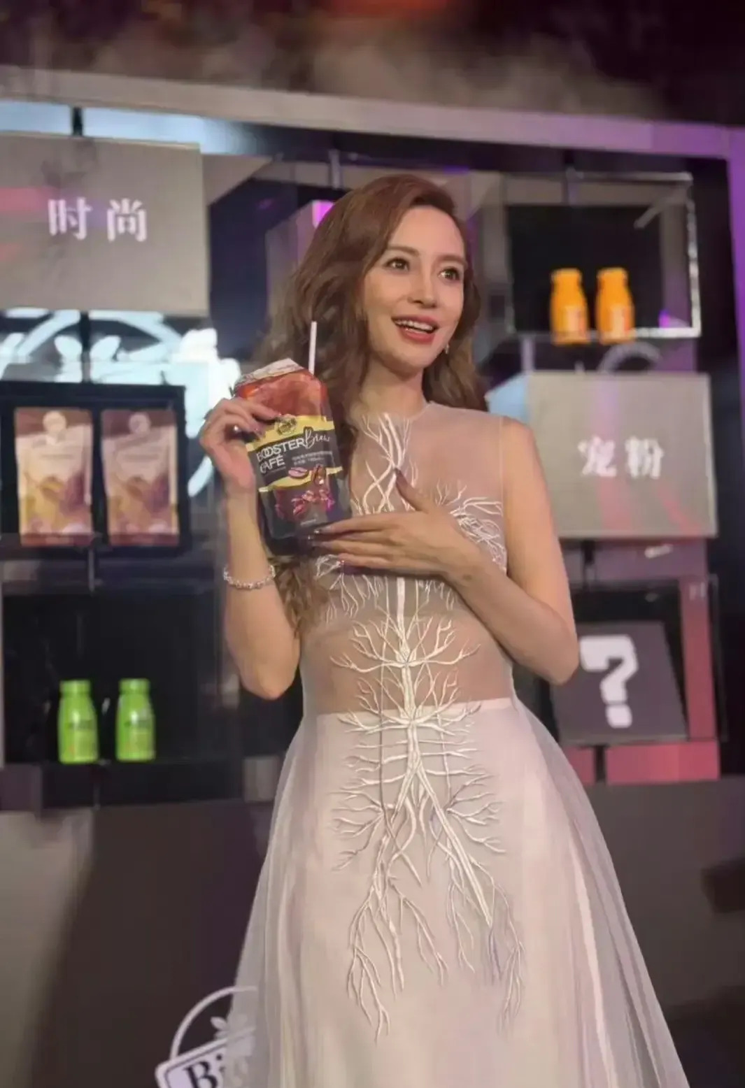 杨颖身材被高定裙“坑”了











我的妈呀！不敢相信我看到了什么！