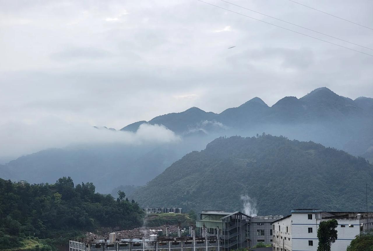 【文化和自然遗产日，中国非遗】【酒香深处：茅台镇的非遗密码】汽车驶入茅台镇时，先