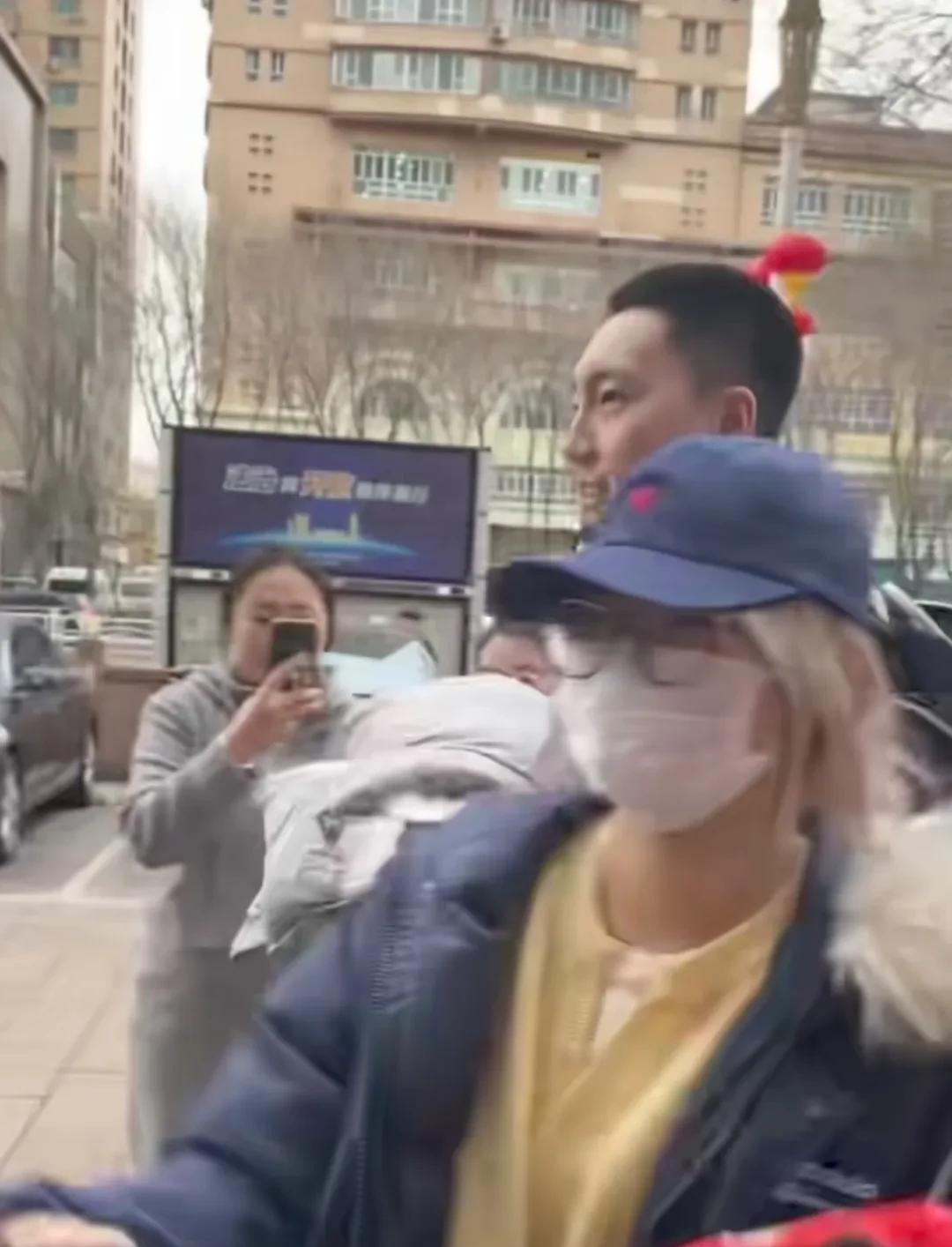 广东队结束赛前训练回到酒店，众多球迷在酒店门口为胡明轩送上生日祝福！
今日中午接