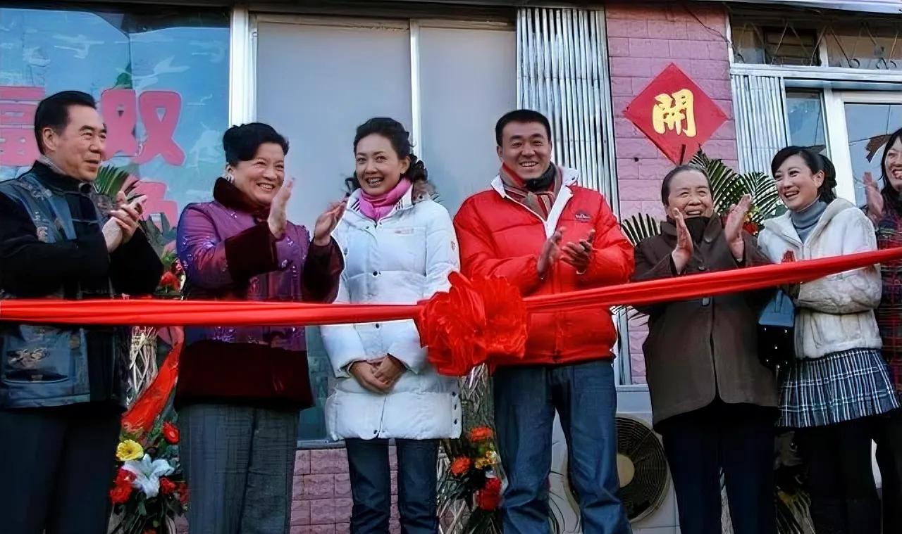 近日，电影《家里家外》的拍摄内幕被曝光，令人咋舌的是，这部影片竟然在短短17天内