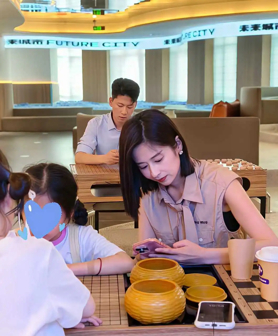 网友偶遇颖儿带女儿游玩，这状态真好，不愧是辣妈啊，瘦了以后颜值飞升啊
