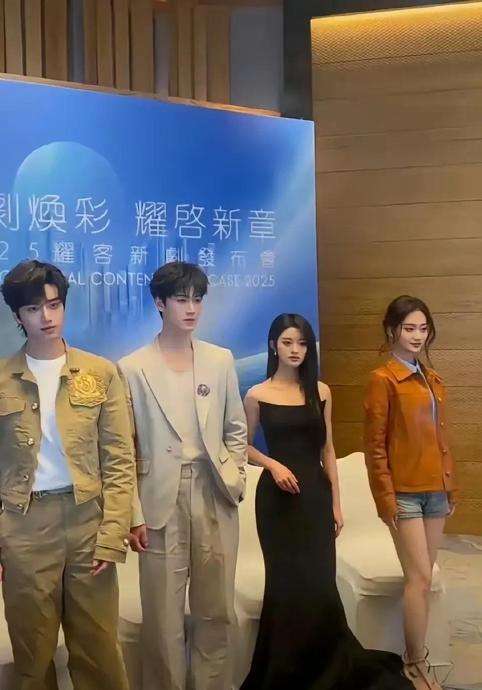 李昀锐少年感！身形薄，又高又瘦，行走的衣服架子。
         《九重紫》火