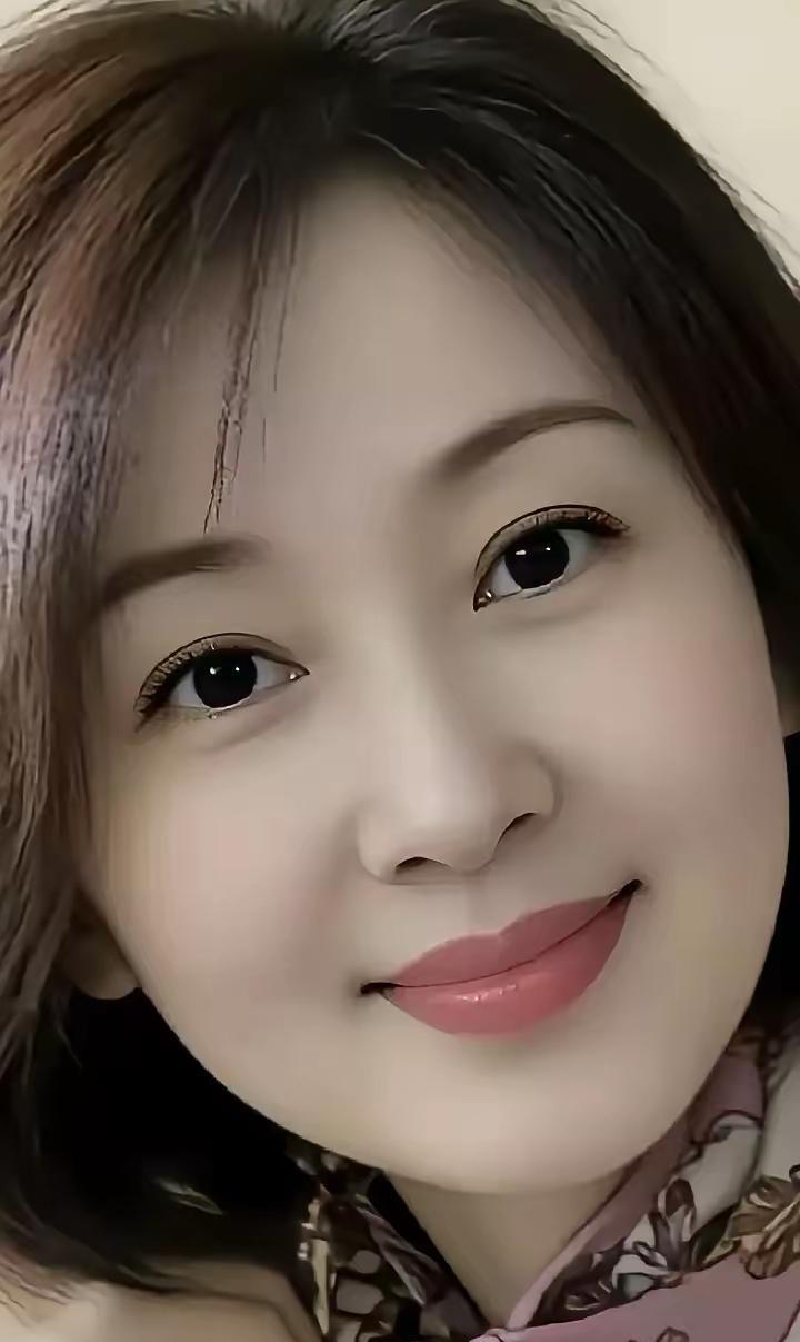 娥眉黛眼樱桃嘴，
花容月貌真情贵。
风雨同舟贤妻陪，
………………
【吉祥财运福