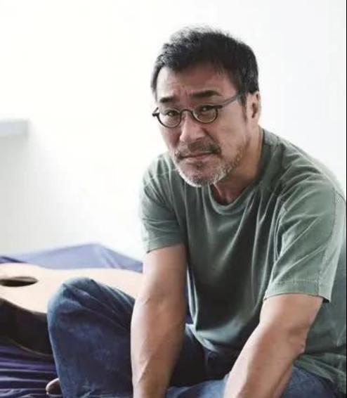 1994年，38岁的李宗盛爱上林忆莲。两人同居没多久，林忆莲就怀孕了，李宗盛赶紧