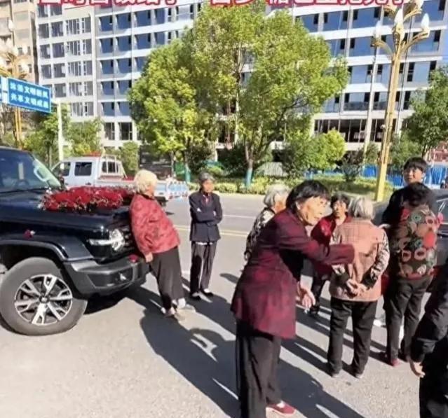 再拦婚车讨要喜烟就可能犯法了
中华人民共和国治安管理处罚法:  
反复纠缠、强行