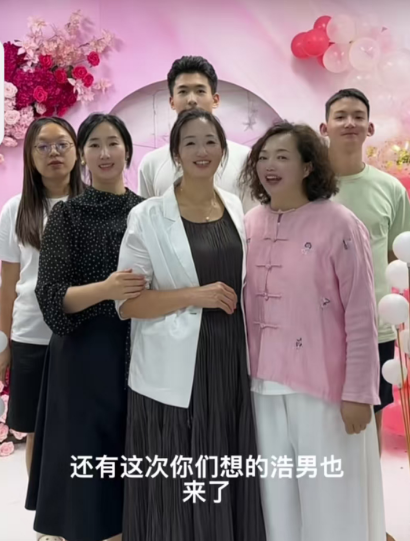 谢浩南最终还是违背了自己的决定，推翻了之前说的话。

浩南一家明天9点又要开始新