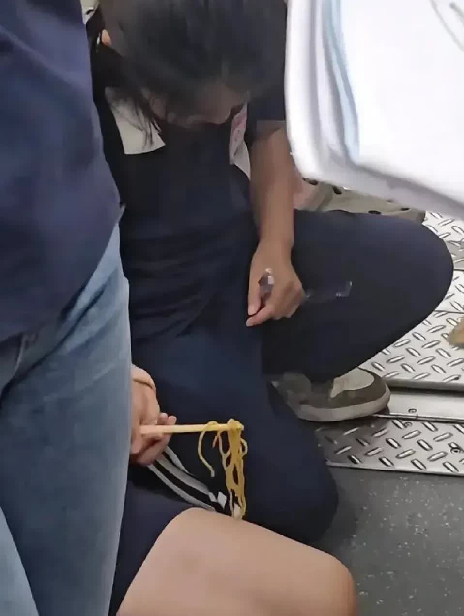 广东，一名女子在乘坐地铁上班时，发现在地铁车厢内，有两个年轻女子，竟然蹲在地上，