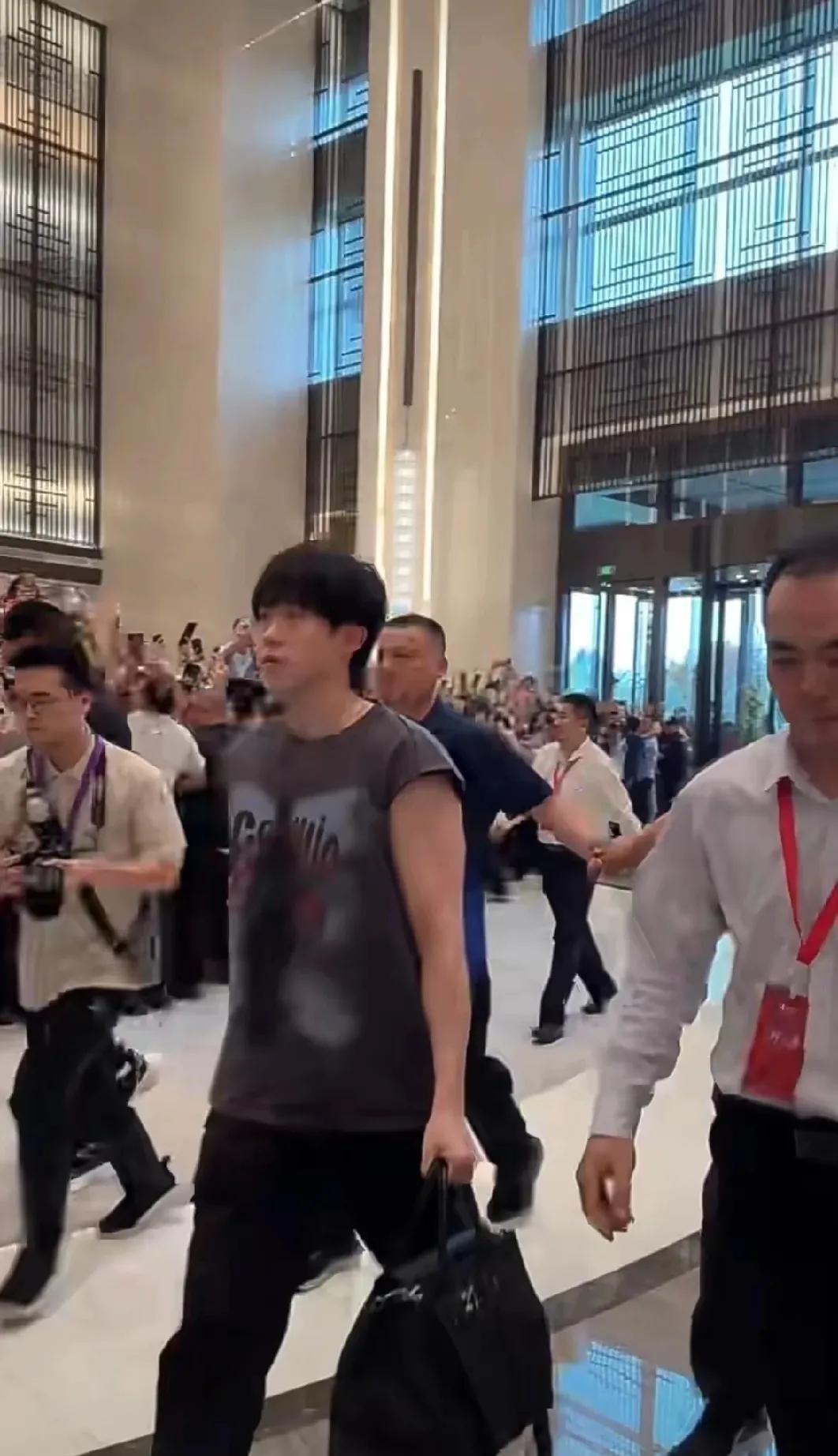 6月2号新消息王楚钦梁靖崑林昀儒黄友政到达山东魏桥，大头穿无袖也尽显霸气，靖王亲