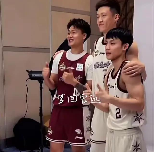 赵睿、周鹏都抢着和徐杰同框出镜，这就是宏远精神，兄弟们的情谊！不管何时，周鹏和赵