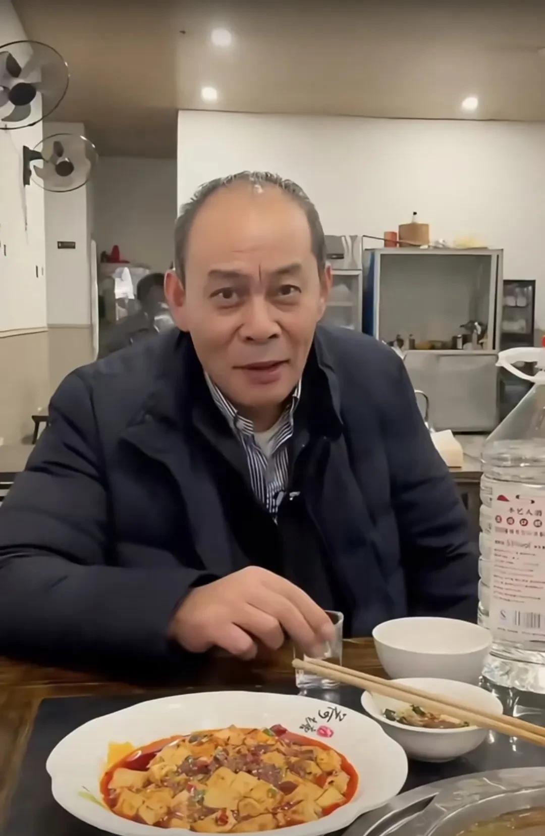 感觉老一辈演员，不仅演技好，还有就是超级接地气。不像那些年轻的流量演员，去到哪都