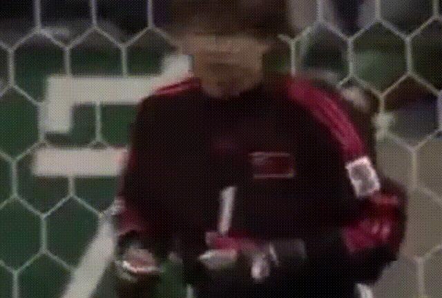 这是2003年东亚杯上的刘云飞。国足和韩国队的比赛中，他的这次扑救真是惊艳啊。韩