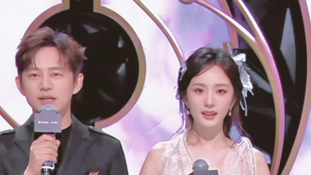 何炅杨幂“话筒乌龙”：十周年舞台上的默契与反差