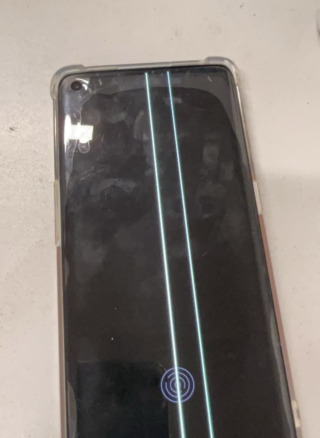 oppo手机再次出现一条绿线时，我忍，继续用着。
现在，出现两条绿线了，眼睛?