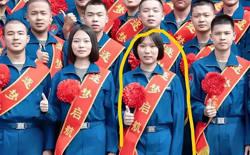 这“妥妥的C位”！刘忆北好样的！身穿蓝军装，胸戴大红花，站在队伍中，英姿飒爽！真
