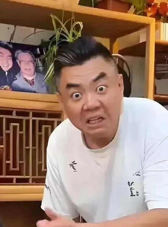 终究是“南郭北张”这四个字把张伯鑫害了。
张伯鑫和他媳妇最近轮番在网上骂郭德纲，