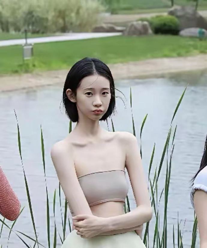 第一次对张艺凡臂展长有了实感，这就是腕线过裆了吧 ​​​