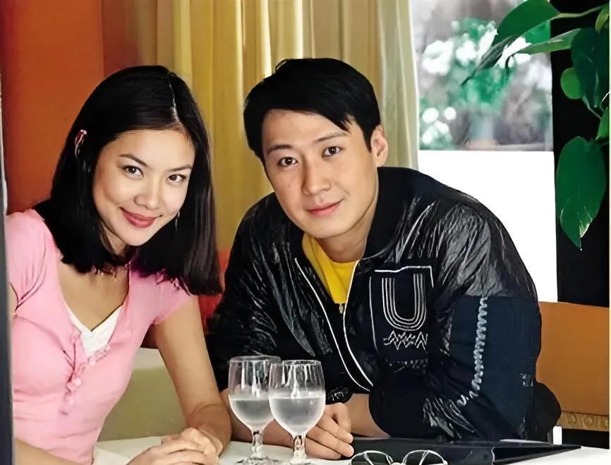 老夫少妻这个组合确实有点危险吧！
回顾黎明与乐基儿的那段婚姻，才知道他俩结婚的时