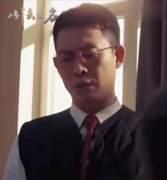 #张译这次的画风彻底跑偏了！#
谁说张译只会演正剧？他在《以法之名》里演的洪亮直