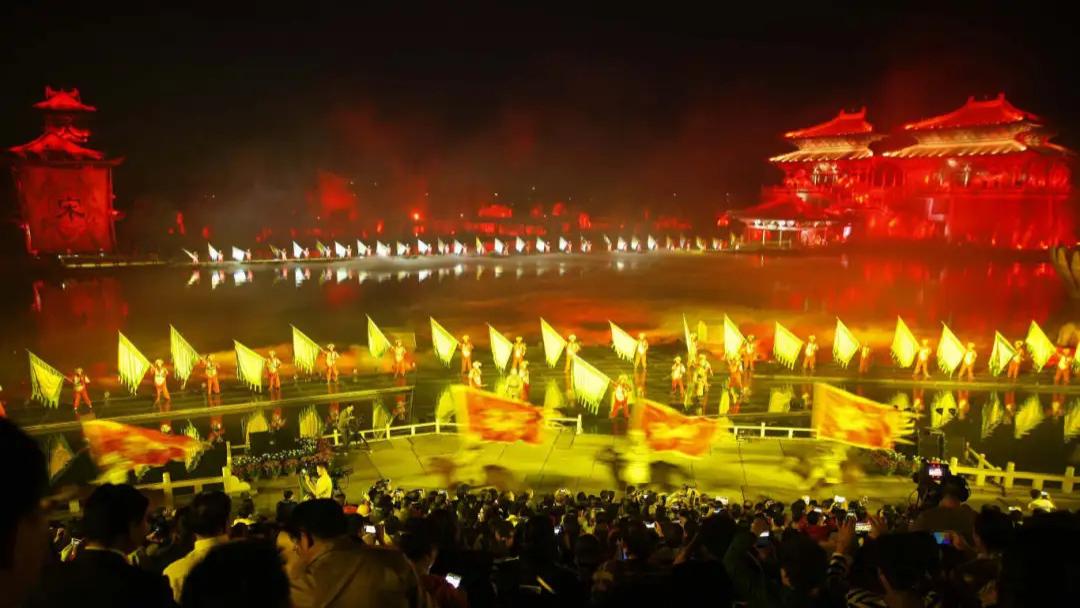 无人机、孔明灯、千名NPC、万人大巡游……还有神秘明星？跨年狂欢夜免费游清明上河园全新攻略来啦！