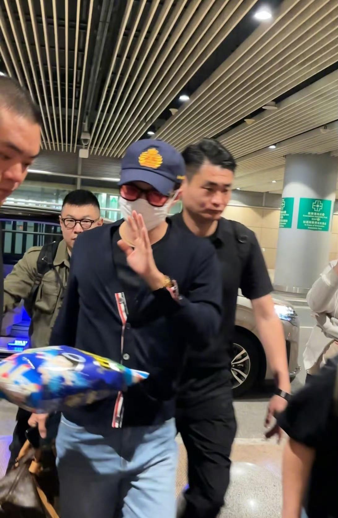吴世勋北京送机怎么还有人给他递浪味仙啊！
世勋哥：婉拒了
网友辣评：孩子大了 ，