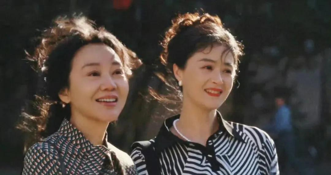 蒋欣真的大气《小巷人家》她的戏份不比闫妮少，看起来更像个双女主，本身演技能打获奖
