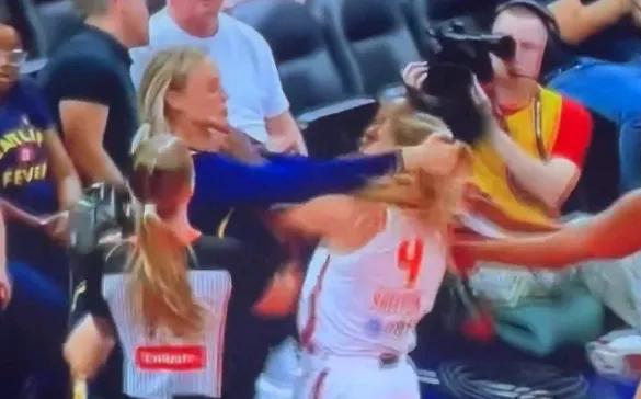 W NBA女篮比赛惊现角斗场，群殴遭驱逐！
WNBA常规赛，印第安纳狂热主场迎战