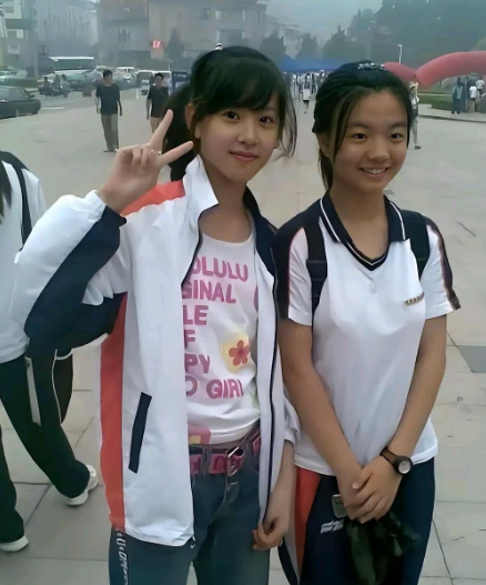 章泽天真是纯天然美女！即使是她早期的旧照也是大美女一个！你看她早期的照片，即使穿